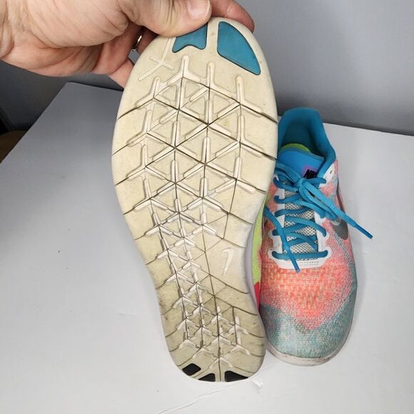 NIKE FREE RUNNING WHITE METALLIC SILVER SHOES 904258-100 7 Youth Or Woman’s 8.5 - Picture 4 of 6